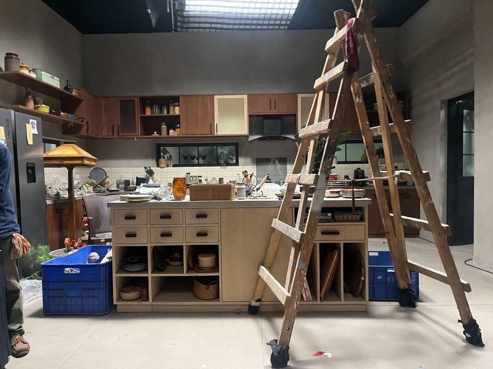 Behind the scenes photo 189