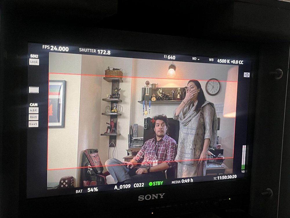 Behind the scenes photo 285